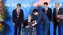 Scientists honored Tran Dai Nghia Award in Ha Noi