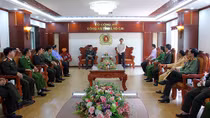 Deputy Minister Luong Tam Quang works with Lao Cai police