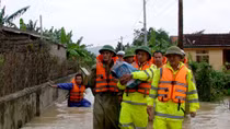 Quang Binh police officers help locals mitigate flood consequences