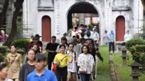 Students seek luck before exam at Temple of Literature