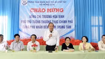 Deputy Prime Minister Truong Hoa Binh offers gifts to children in Quang Ngai