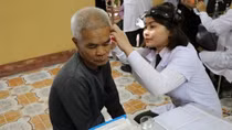 Police doctors provide free health checkups for poor people in Nam Dinh