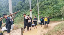 Lai Chau police forces continue efforts to help people overcome floods