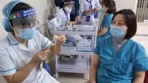 More than 950 people receive first dose of COVID-19 in Vietnam