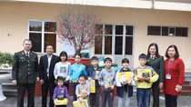 Public Security Newspaper presents Tet gifts to disadvantaged children and elderly people