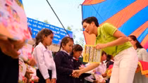 Miss Universe Vietnam H'Hen Nie sponsors libraries for poor children