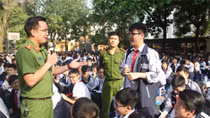 People’s Police Academy provides Hanoi’s students with knowledge of drugs