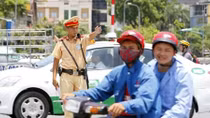 Hoa Binh Police popularizes traffic safety to local people