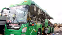 5 killed in collision between sleeper coach and truck in central Vietnam