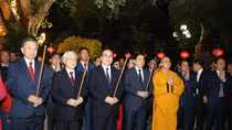 Party, State leader pays Tet visits to officers, people in Hanoi