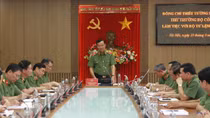 Deputy Minister Le Tan Toi works with Guard Police High Command