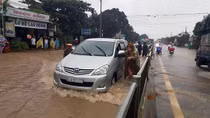 Binh Dinh Police alongside local people struggling with flood 