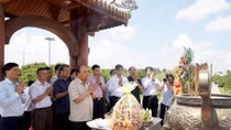 Prime Minister pays tribute to martyrs in Quang Tri