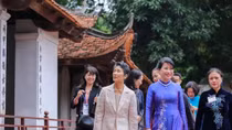 Wife of Japanese PM visits Temple of Literature, Vietnamese Women’s Museum