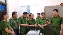 Deputy Minister Nguyen Duy Ngoc works with Thanh Hoa provincial police