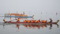 Traditional boat racing in Hanoi's West Lake attracts crowds