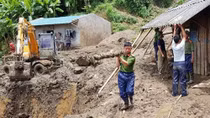 Lai Chau police forces continue efforts to help people overcome floods