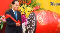 President Tran Dai Quang beats drum to inaugurate new school year