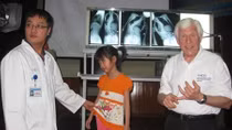 World class orthopaedic expert to provide free health checkups for children with scoliosis in Hanoi
