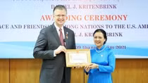 VUFO presents friendship insignia to US ambassador