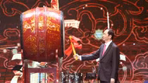 President Tran Dai Quang welcomes overseas Vietnamese returning for Tet