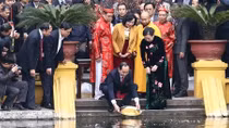 State leader and overseas Vietnamese offers incense to President Ho Chi Minh