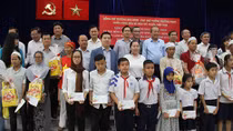 Deputy PM Truong Hoa Binh presents Tet gifts to Ho Chi Minh City and Tra Vinh residents