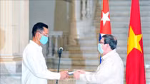 Cuban friendship medal bestowed upon Vietnamese ambassador