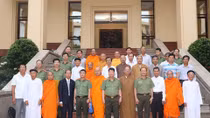 Deputy Minister Bui Van Nam meets reputable persons and key religious dignitaries of Soc Trang province