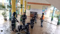 Mobile police help student in flooded areas return to school in Danang