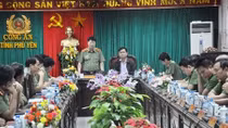 Deputy Minister Bui Van Nam visits and presents gifts to flood victims in central provinces