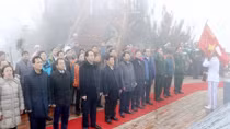 President Tran Dai Quang attends flag-raising ceremony on Fansipan peak