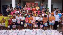Binh Phuoc Police brings Mid-Autumn Festival to poor children