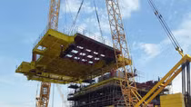 Vietsovpetro successfully erected Ca Tam 1 oil rig’s upper deck 
