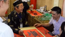 Locals and tourists crowd Temple of Literature for calligraphic works