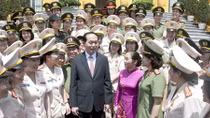 President Quang meets with outstanding policewomen
