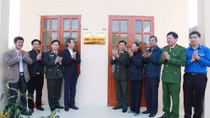 Ninh Binh Police hands over houses of compassion to poor people
