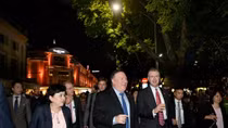 US Secretary of State walks about Hanoi’s streets
