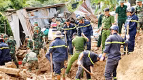 Khanh Hoa Police help people overcome flood consequences