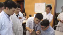 French leading doctors provide free medical treatment for 100 children with disabilities in Hanoi