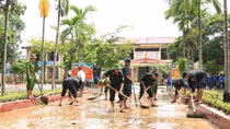 Quang Binh police help student in flooded area return to school