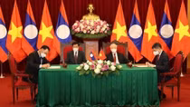 Top Vietnamese, Lao leaders witness signing of bilateral cooperation pacts