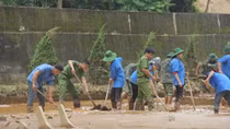 Police help student in flooded areas return to school