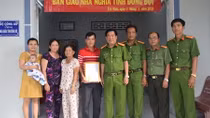 Gratitude house handed over to needy police officer in Tra Vinh