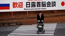 Abe, Putin to huddle at hot spring over Japan-Russia islands row