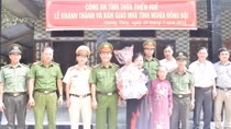 Thua Thien-Hue Police take cares of revolution contributors