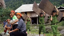 Police help people overcome floods