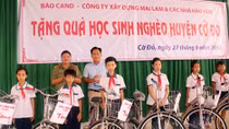 Public Security Newspaper offers bicycles to poor students