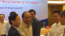 PM Phuc holds policy dialogue with private economic groups