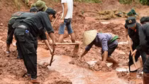 Lai Chau police forces help people overcome floods